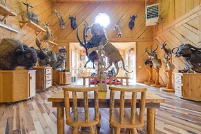 Salmon Vacation Rental w/ On-site River Access!