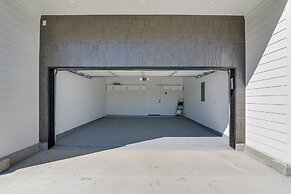 Houston Retreat w/ Balcony, 1 Mi to Toyota Center!