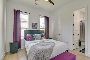 Houston Retreat w/ Balcony, 1 Mi to Toyota Center!