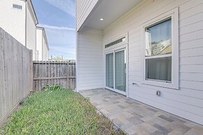 Houston Retreat w/ Balcony, 1 Mi to Toyota Center!
