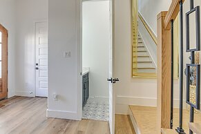Houston Retreat w/ Balcony, 1 Mi to Toyota Center!
