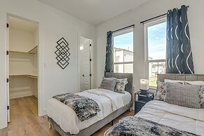 Houston Retreat w/ Balcony, 1 Mi to Toyota Center!