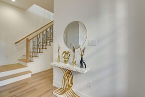 Houston Retreat w/ Balcony, 1 Mi to Toyota Center!