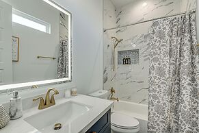 Houston Retreat w/ Balcony, 1 Mi to Toyota Center!