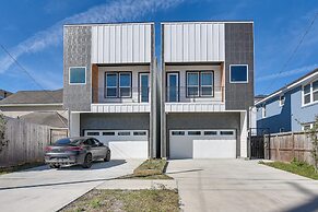 Houston Retreat w/ Balcony, 1 Mi to Toyota Center!