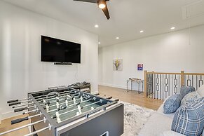 Houston Retreat w/ Balcony, 1 Mi to Toyota Center!