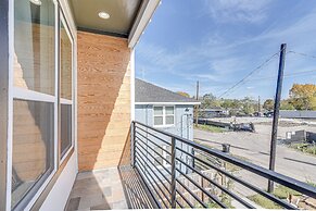 Houston Retreat w/ Balcony, 1 Mi to Toyota Center!
