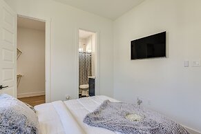 Houston Retreat w/ Balcony, 1 Mi to Toyota Center!