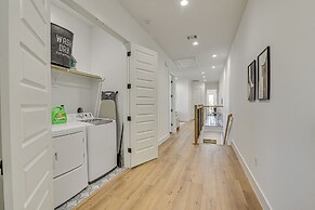 Houston Retreat w/ Balcony, 1 Mi to Toyota Center!
