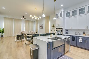 Houston Retreat w/ Balcony, 1 Mi to Toyota Center!