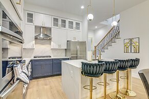 Houston Retreat w/ Balcony, 1 Mi to Toyota Center!