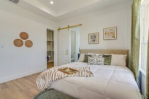 Houston Retreat w/ Balcony, 1 Mi to Toyota Center!