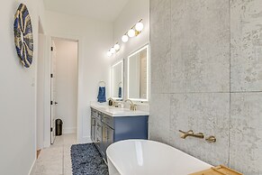 Houston Retreat w/ Balcony, 1 Mi to Toyota Center!