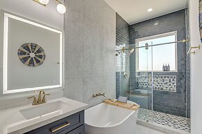 Houston Retreat w/ Balcony, 1 Mi to Toyota Center!