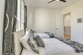 Houston Retreat w/ Balcony, 1 Mi to Toyota Center!