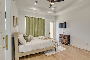 Houston Retreat w/ Balcony, 1 Mi to Toyota Center!