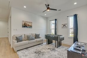Houston Retreat w/ Balcony, 1 Mi to Toyota Center!