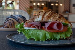 Oli Hotel And Suites