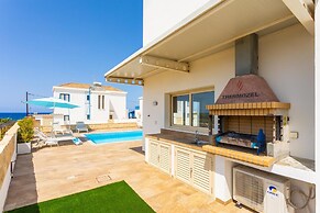 Villa Diana Seaside in Pomos