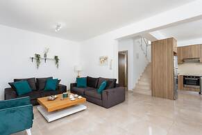 Villa Diana Seaside in Pomos