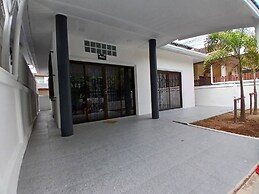 White House With 2br-1bath Near Kathu Water Fall