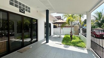 White House With 2br-1bath Near Kathu Water Fall