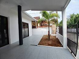 White House With 2br-1bath Near Kathu Water Fall