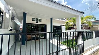 White House With 2br-1bath Near Kathu Water Fall