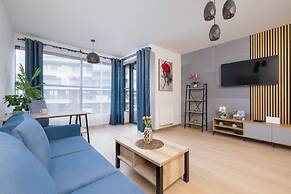 Dark Blue Apartment in Kraków by Renters