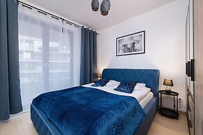 Dark Blue Apartment in Kraków by Renters