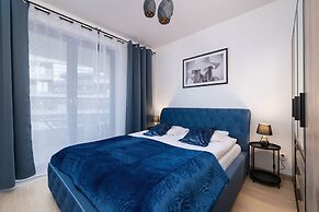 Dark Blue Apartment in Kraków by Renters
