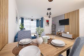 Dark Blue Apartment in Kraków by Renters