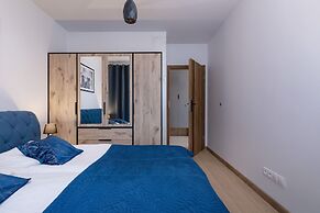 Dark Blue Apartment in Kraków by Renters