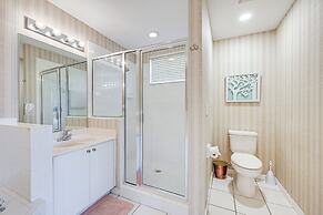 Naples Condo w/ Pond Views & Patio - Near Golf!