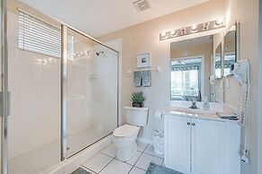 Naples Condo w/ Pond Views & Patio - Near Golf!