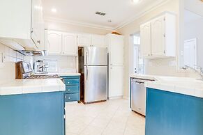 Modern California Escape Near Kayaking & Downtown!