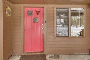 Pet-friendly Irons Cottage w/ Fire Pit & Fireplace
