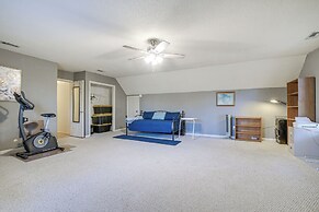 Lovely Fayetteville Home: Deck & Fireplace!