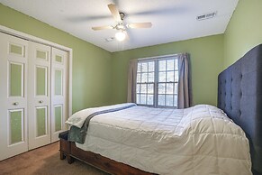 Lovely Fayetteville Home: Deck & Fireplace!
