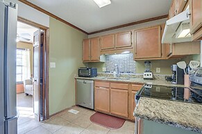 Lovely Fayetteville Home: Deck & Fireplace!