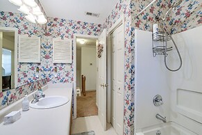 Lovely Fayetteville Home: Deck & Fireplace!