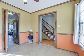 Lovely Fayetteville Home: Deck & Fireplace!