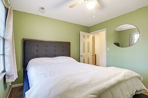 Lovely Fayetteville Home: Deck & Fireplace!