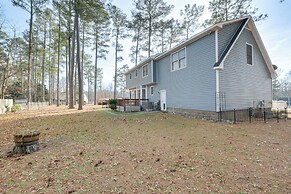 Lovely Fayetteville Home: Deck & Fireplace!