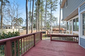 Lovely Fayetteville Home: Deck & Fireplace!