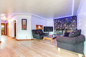 Momos Place ~ 5 Mi to Downtown Denver!