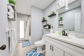 Florida Gulf Coast Getaway: Pool + Screened Lanai!