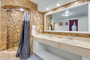 Comfortable Alabama Apartment: Pets Welcome!