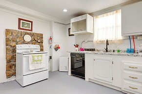 Comfortable Alabama Apartment: Pets Welcome!