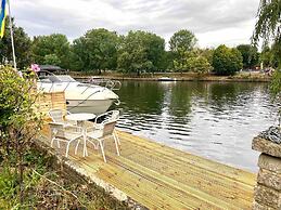 Sleeps 8 Thamefront Gem w/ Petsok, Free Parking